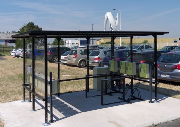 station solaire auto-portée recharge vélos et trottinettes électriques